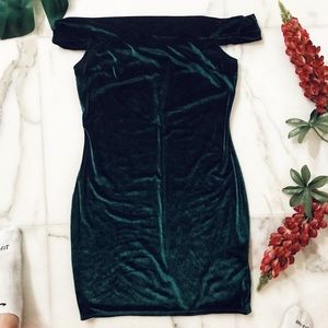 ⚡️Emerald Green Velvet Off-The-Shoulder Dress